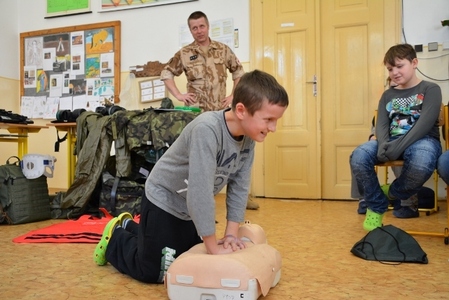 "Už nemůžu!" říká jeden z žáků rychnovské školy během masáže srdce 