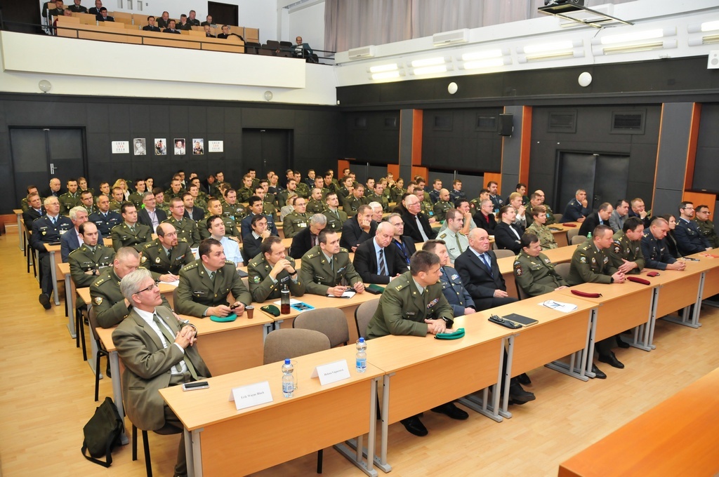 Studenti a učitelé Univerzity obrany během přednášky velvyslance Stephena B. Kinga 