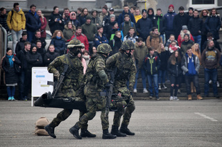 Evakuace zraněného v rámci dynamické ukázky