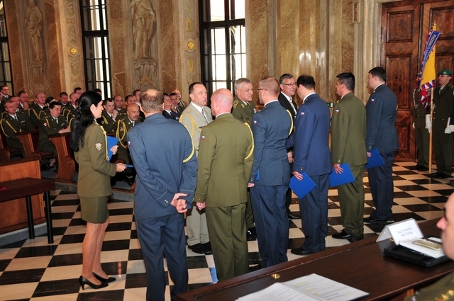 Brigádní generál Bohuslav Přikryl, generálporučík František Malenínský a brigádní generál v.zál. František Mičánek předávají osvědčení 