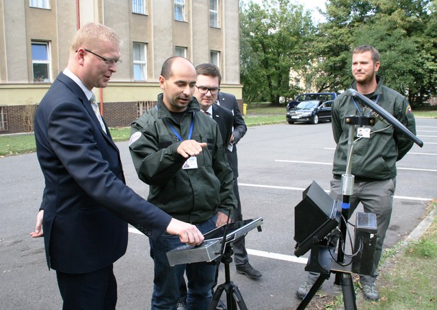  Místopředseda vlády si vyzkoušel pilotáž bezpilotního systému BRUS