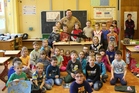  Po vyhlášení soutěže v malování pro první stupeň ZŠ nesmělo chybět společné foto