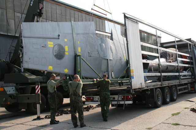  Vykládka jednotlivých částí letounu L-159T1 