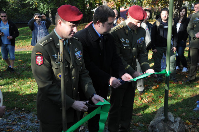 Slavnostního přestřižení pásky se ujali plukovník Řehka, poslanec Hamáček a generál Kovanda