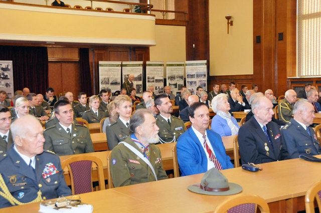 Mezi hosty v hlavním sále nechyběli ani studenti vojenských škol, kteří se tradičně podobných setkání účastní