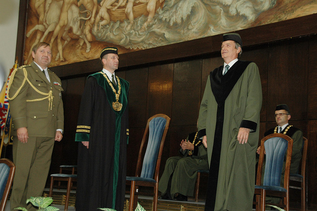  Předání řetězů novým prorektorům: prorektor pro marketing a vnější vztahy brig. gen. v záloze prof. Rudolf Urban