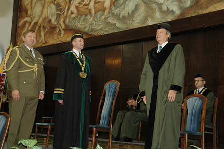  Předání řetězů novým prorektorům: prorektor pro marketing a vnější vztahy brig. gen. v záloze prof. Rudolf Urban