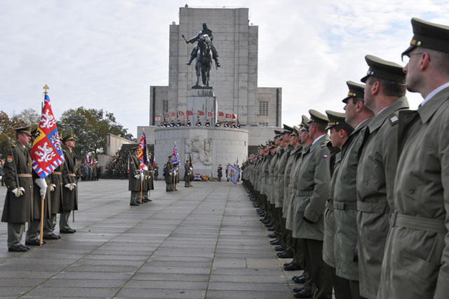 Zahájení ceremoniálu předání propůjčených bojových praporů na Čestném dvoře Národního památníku na Vítkově