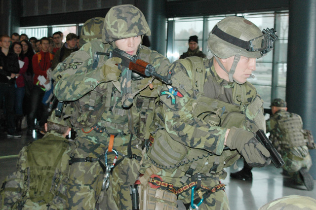 Ukázky taktického výcviku skupiny COMMANDOS – příprava na vniknutí do objektu