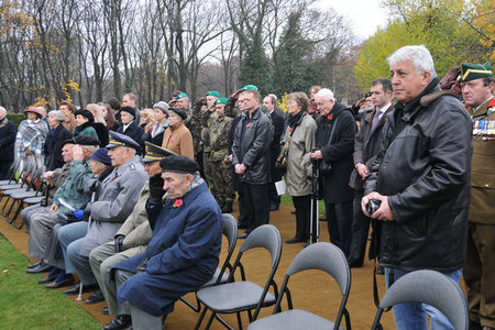 Hosté vzpomínkového ceremoniálu na Olšanských hřbitovech v Praze
