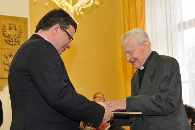Ministr Alexandr Vondra předává ocenění Otci Františku Pevnému za aktivní spolupráci s odbojovou skupinou na Jihlavsku