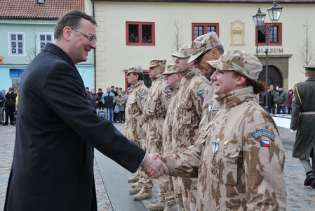 Předseda vlády poděkoval vojákům 5. úkolového uskupení za úspěšnou misi