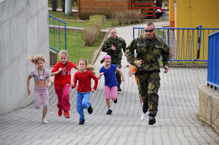 Vojáci motivovali děti svou účastí v každé disciplíně