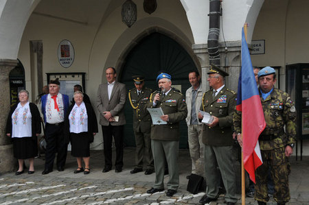 Čestní hosté X. setkání Modrých baretů v Českém Krumlově