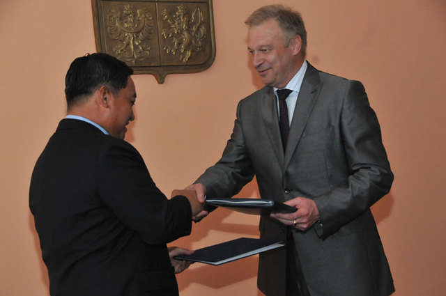 Oba ministři si vyměnili podepsané dokumenty Memoranda o porozumění