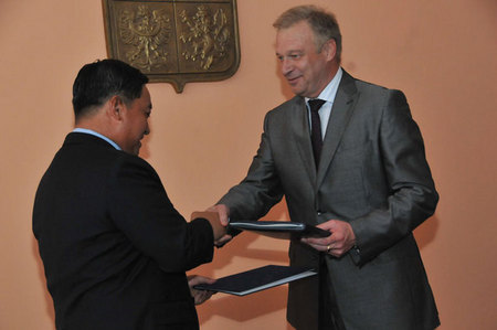 Oba ministři si vyměnili podepsané dokumenty Memoranda o porozumění