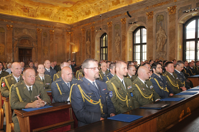Absolventi Kurzu vyšších důstojníků.