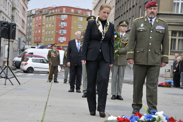 Také zde se poklonili památce hrdinů ze SNP představitelé Ministerstva obrany ČR Lenka Ptáčková Melicharová a generál Aleš Opata