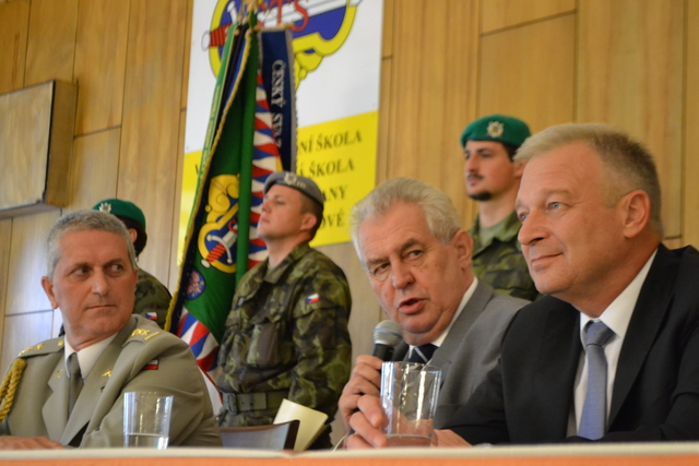 Na prezidenta Miloše Zemana mířily závažné, ale i vtipné dotazy studentů školy