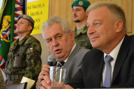 Vrchní velitel ozbrojených sil navštívil vojenskou střední školu a mimo jiné pronesl velmi inspirativní projev