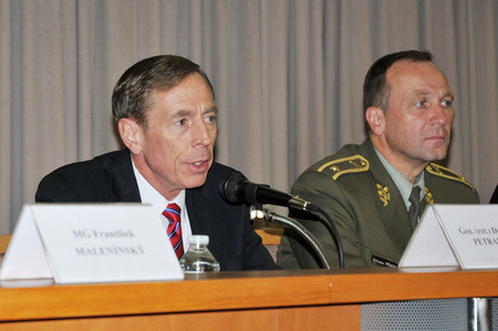 Situace v Afghánistánu byla odlišná od Iráku, řekl generál Petraeus v Brně 