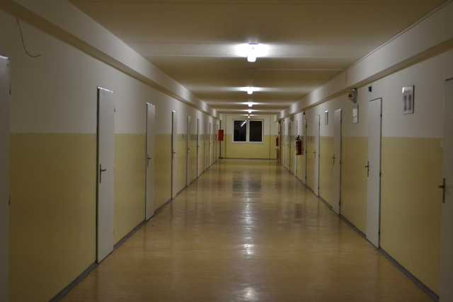 Chodba školy chvilku před šestou hodinou ranní