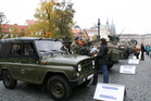 Na Hradčanském náměstí je vystavena historická i současná technika Armády ČR