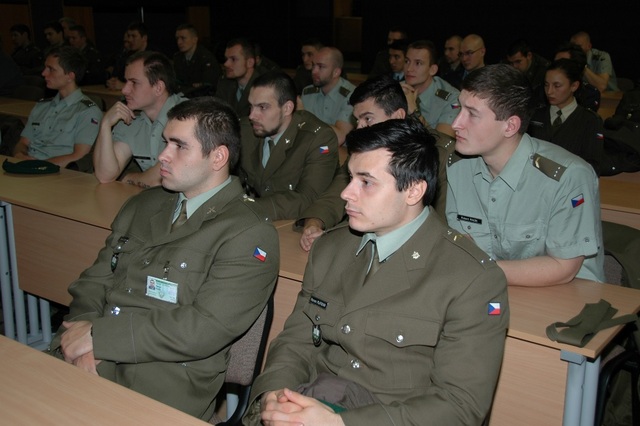  Studenti UO na setkání se současnými a bývalými výsadkáři