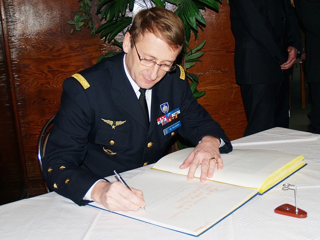 Armádní generál Patrick de Rousiers se zapsal do kroniky školy