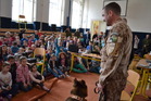 Desátníka Rostislava Bartončíka a psa Athose přivítaly děti s nadšením