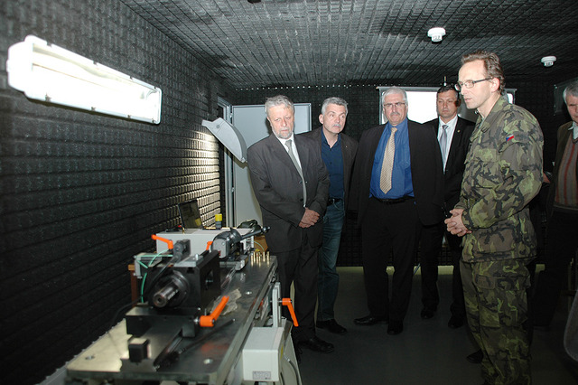 Členové výboru v balistické laboratoři