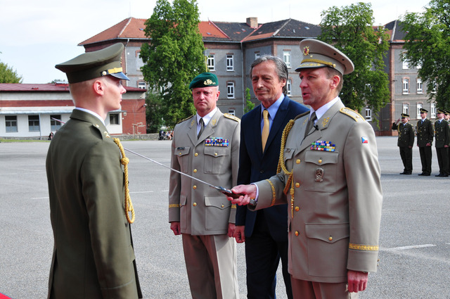 Pasování absolventa poručíka Holuba