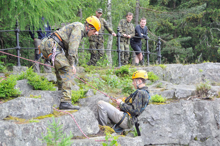 Poslední rady před slaněním ze skály jednomu ze soutěžících