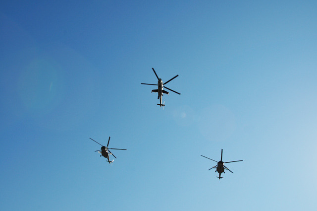 Vrtulníková formace nad kasárnami