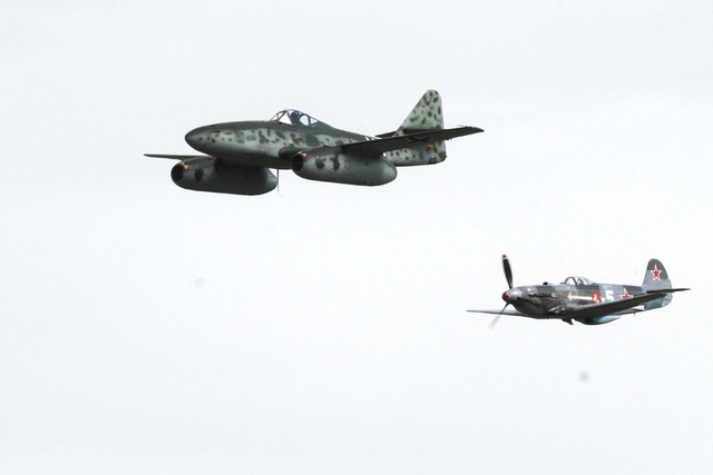 Historické letouny z období druhé světové války:  Messerschmitt Me-262 a Yak-3