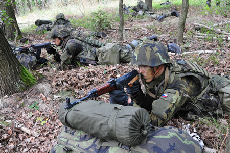 Studenti nových programů Univerzity obrany bojovali o zápočet z vojenských dovedností