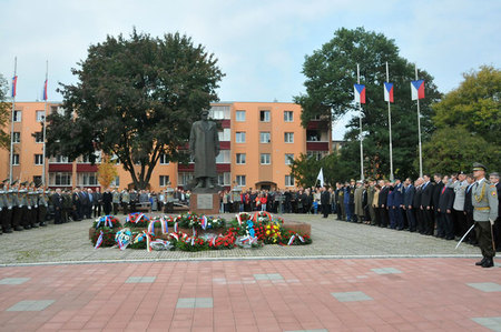 Součástí pietního vzpomínání na statečné vojáky je i položení smutečních věnců a kytic u sochy legendárního velitele generála Ludvíka Svobody ve Svidníku