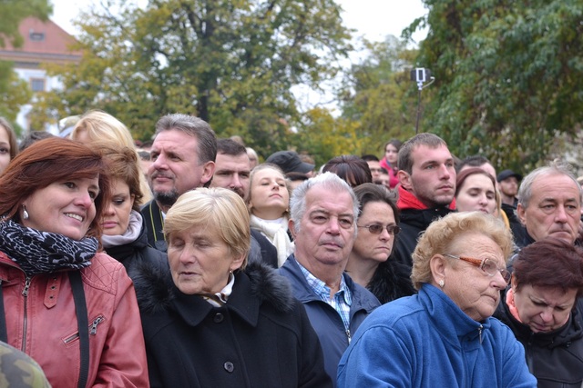 Na přísahu vojáků dorazilo na Hradčanské náměstí množství diváků