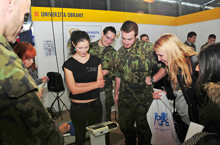 Informace a ukázky v expozici Univerzity obrany na veletrhu Gaudeamus