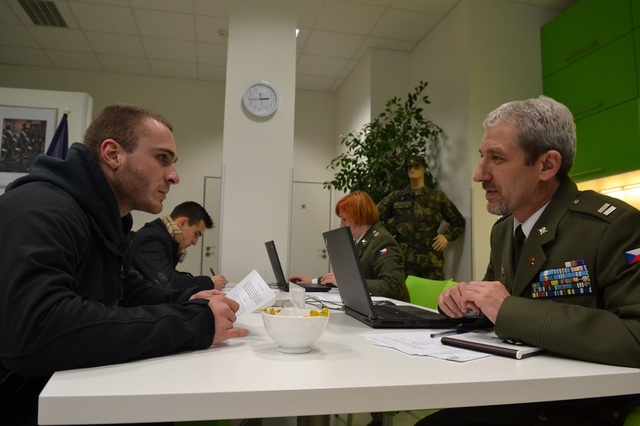 Rekrutéři z odboru doplňování personálu Agentury personalistiky AČR prap. Blanka Brebisová a nrtm. Libor Smékal