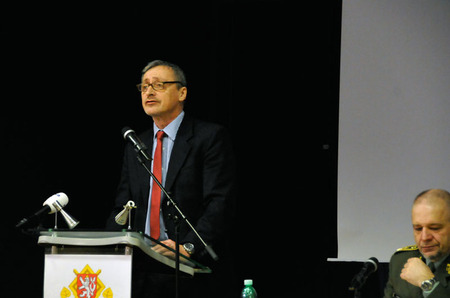 Ministr obrany Martin Stropnický ve svém projevu na úvod velitelského shromáždění vyzvedl nevšední lidské činy vojáků, kteří neváhali poskytnout pomoc při záchraně života