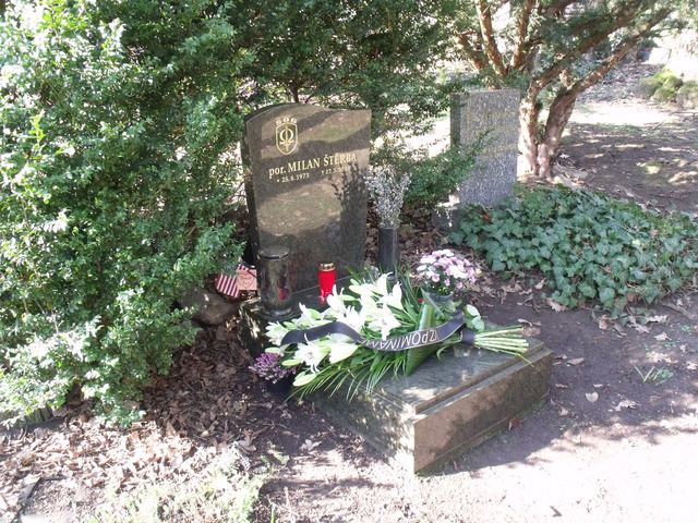 Hrob Milana Štěrby po položení kytic