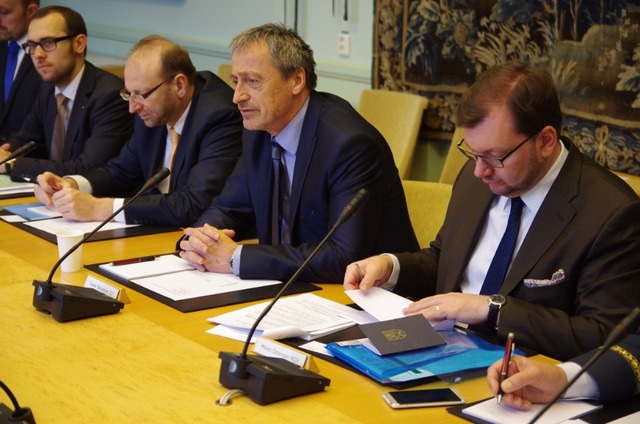 Ministr obrany Martin Stropnický, ředitel odboru obranné politiky Jan Jireš a další členové české delegace