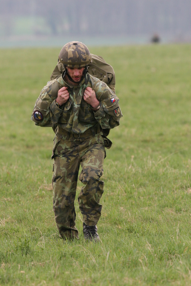 Voják se po seskoku musí co nejrychleji přesunout na předem stanovené místo shromáždění 