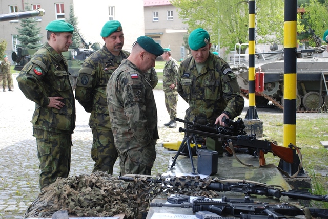 Většinu zbraní prakticky vyzkoušel