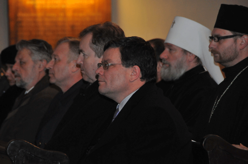 Ministr Alexandr Vondra při bohoslužbě ve vojenském kostele