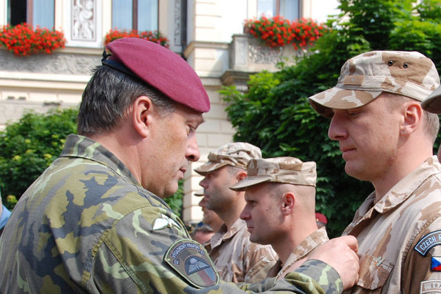 Předání vyznamenání (4)