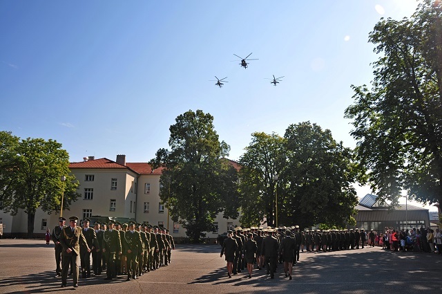 Vrtulníková letka nad pochodujícími studenty 