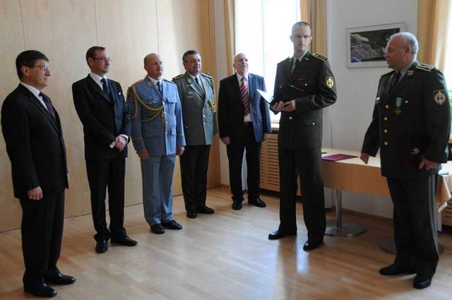 Za oceněné poděkoval generál Bulík (vpravo)