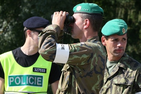 Vojáci a policisté při společném cvičení u slovenských hranic